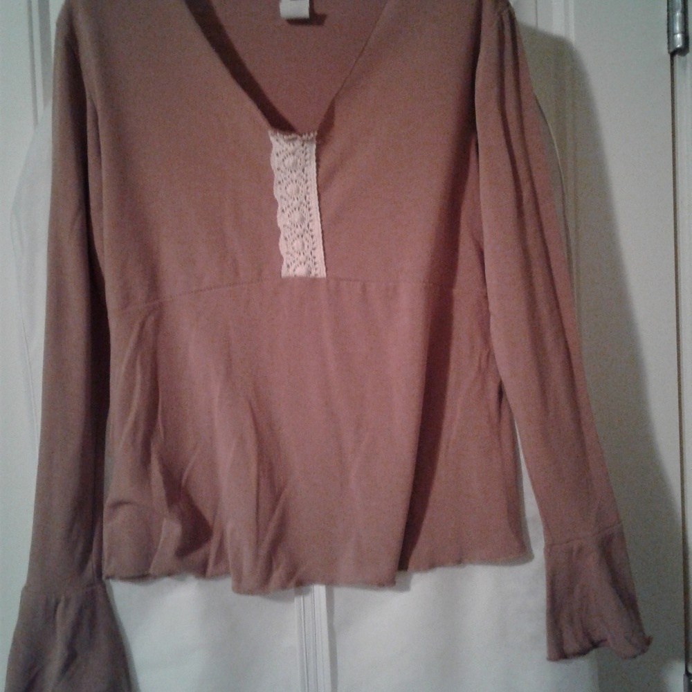 CUE camel long sleeve v-neck tee with white lace